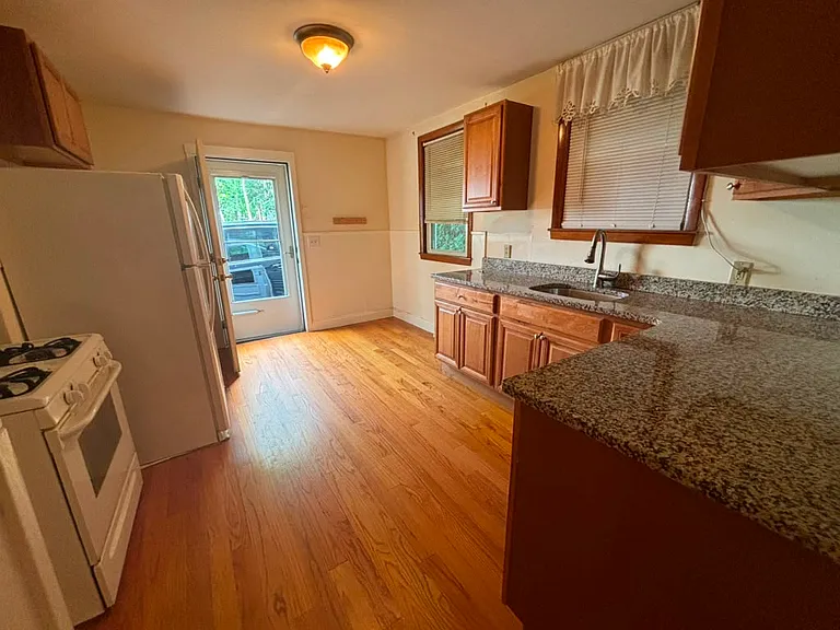 57 Lakeview Ave #E — Photo 7