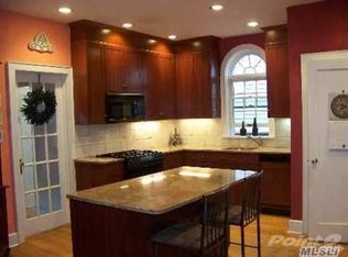 91 Burnham Ave, Roslyn Heights, NY