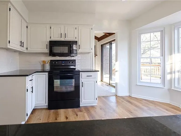 504 NE Johnston Dr — Photo 4