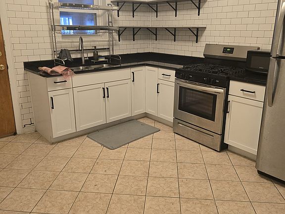 2nd image of 3002 S Wells St APT 1F