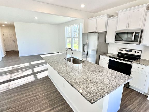 4th image of 156 Wildflower Cir