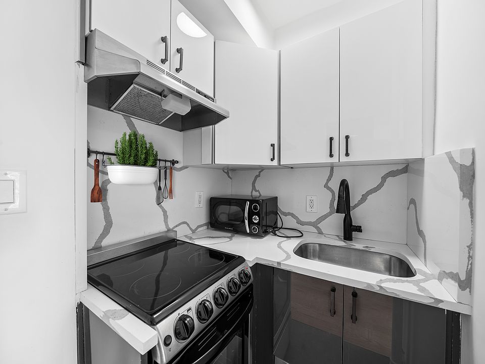 2nd image of 25 E 67th St