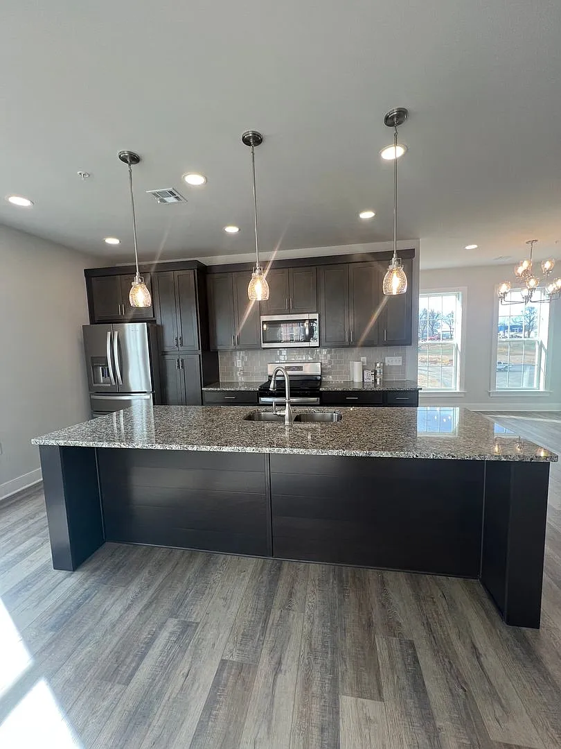 2 Bedroom - 2.5 Bathroom End-Unit Townhouse For Rent — Photo 3