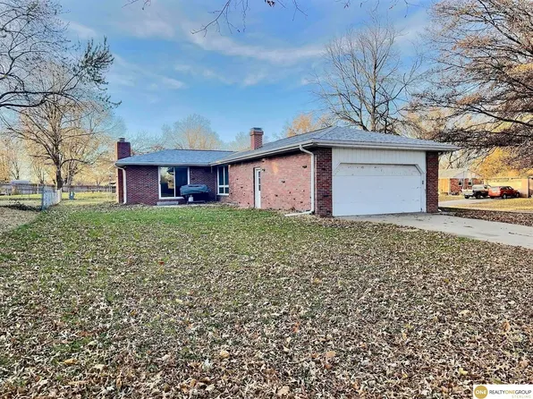 8631 Sandalwood Dr, Lincoln, NE 68520