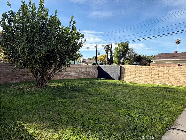 22809 Gault St — Photo 17