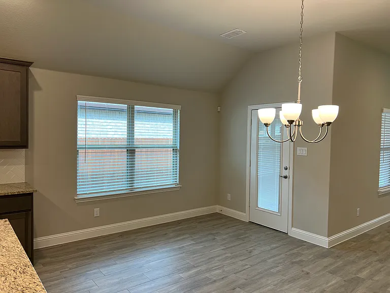 580 Bradley Dr — Photo 6