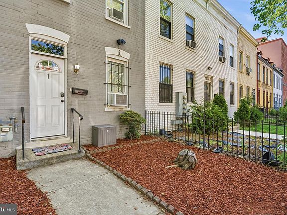 3rd image of 2015 4th St NE