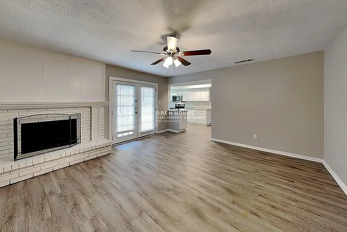 4 bed, 2.5 bath, 2164 sqft, $2,300 — Photo 4