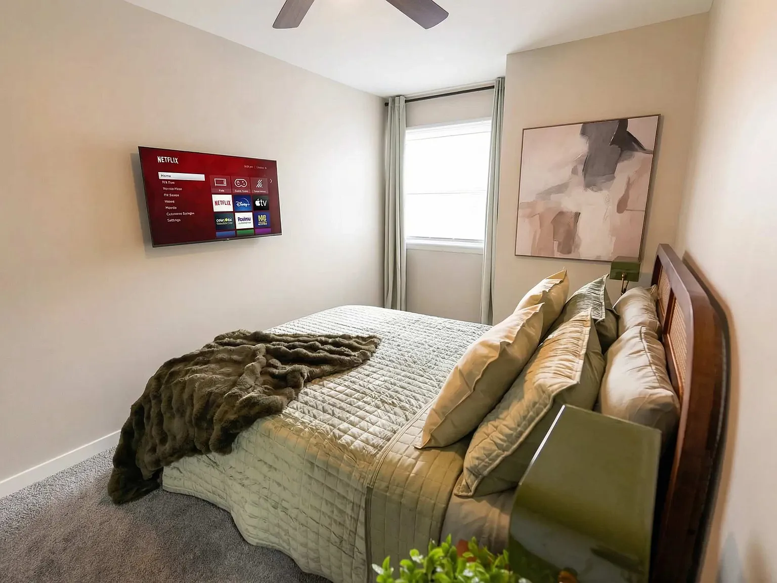 4 bed, 1340 sqft, $8,100 — Photo 2