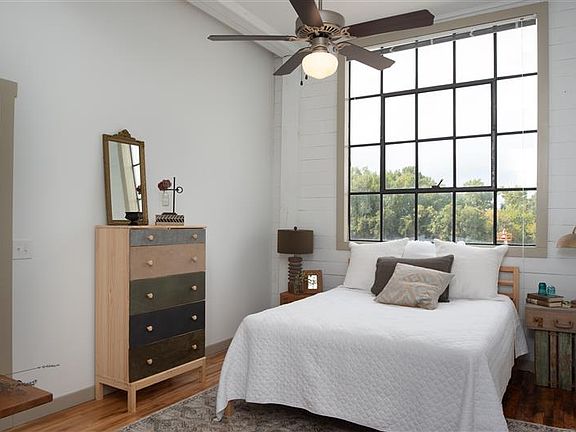4th image of 14 E Guilford St #8347065