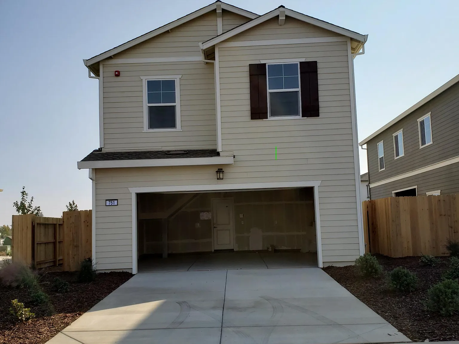 4 bed, 1976 sqft, $3,198 — Photo 2