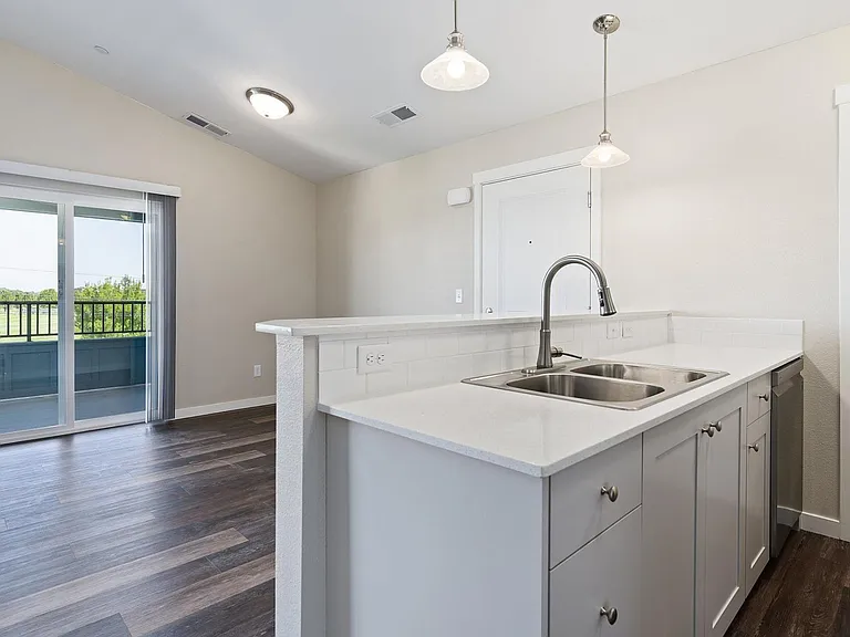 The Summit Apartments — Photo 11