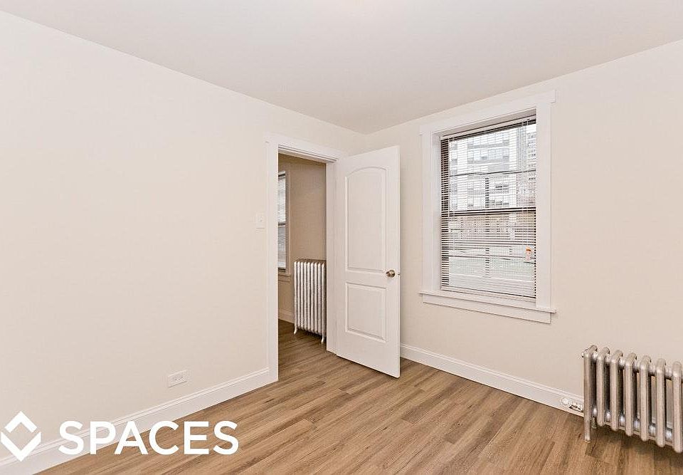1st image of 3933 N Clarendon Ave #Two11