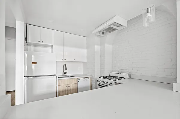 Rented by Urban Real Estate Property Group Inc | media 16