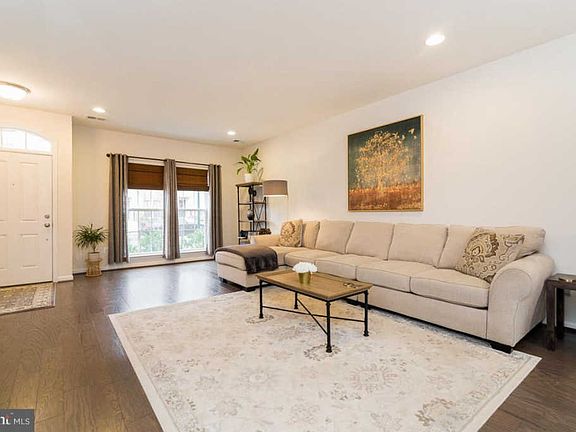 3rd image of 853 Basswood Dr