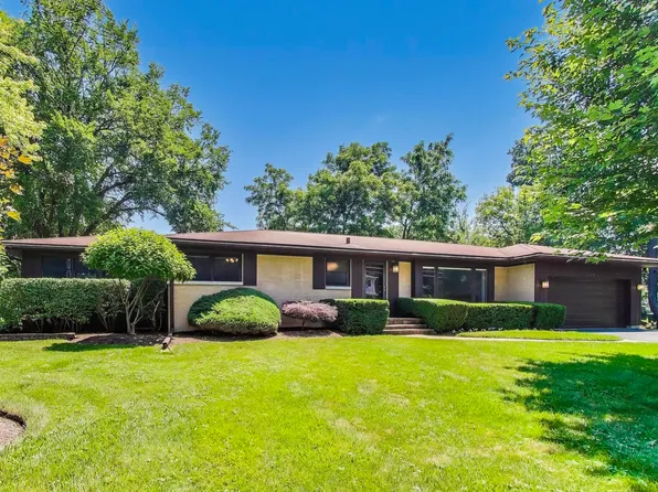 107 Brookside Ct, Libertyville, IL 60048