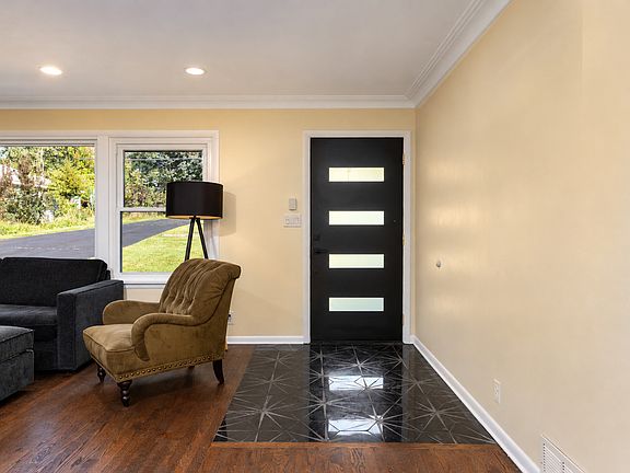 5th image of 411 E Main St