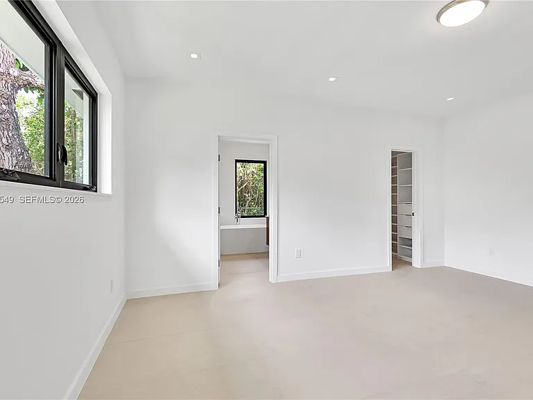 950 Bayamo Ave — Photo 37