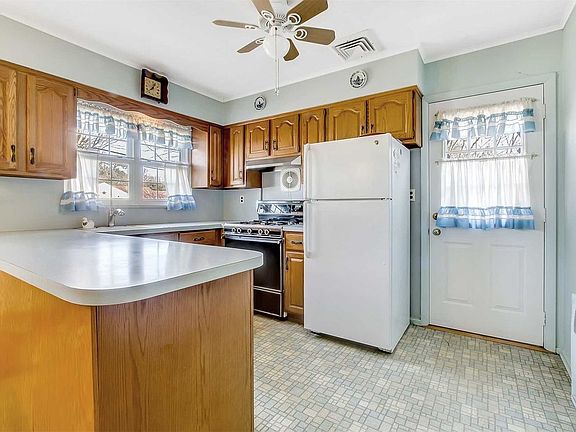3rd image of 10 Sparkill Dr