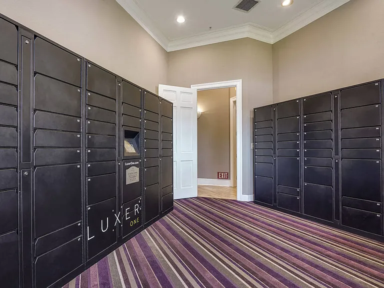 24/7 package pick-up with LuxerOne