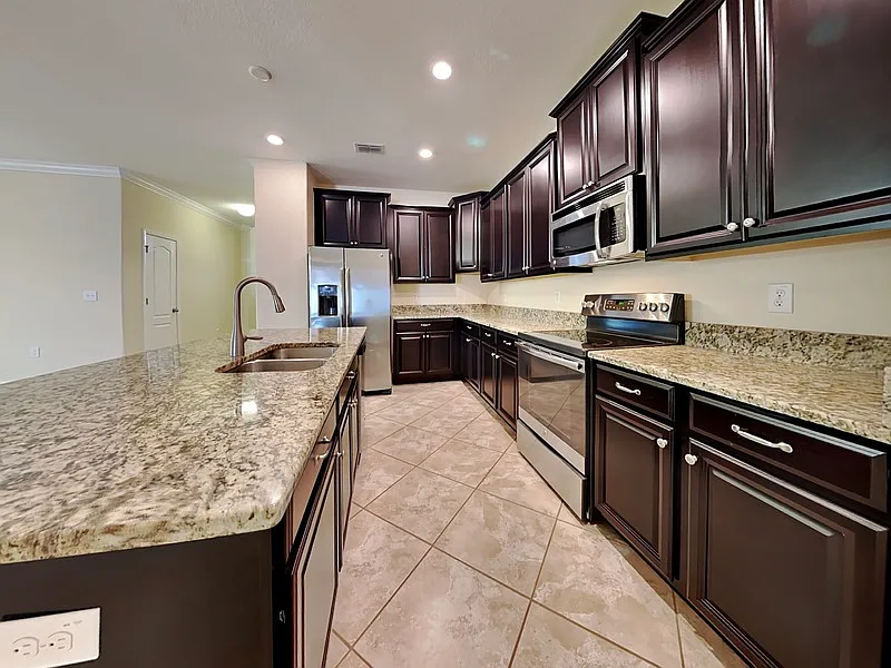 4 bed, 3.0 bath, 2023 sqft, $2,650 — Photo 3