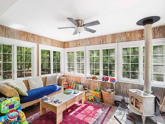 4th image of 2 Evergreen Ln