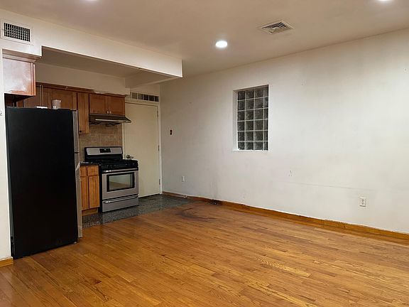 4th image of 31-11 Linden Pl #2A
