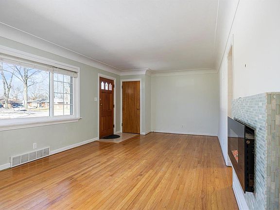 4th image of 4066 Stearns Ave