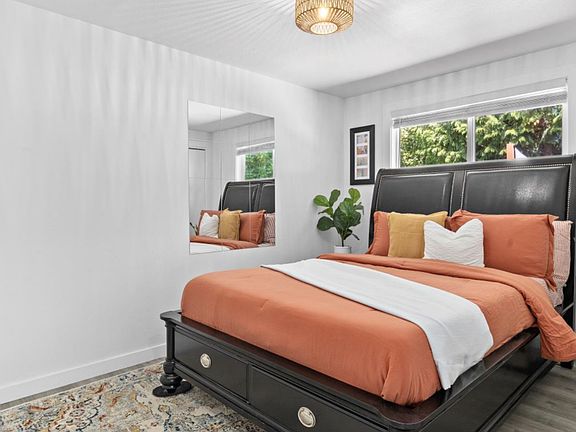 Autumn Room includes a queen 11" memory foam bed, comfortable pillows, a 40" smart TV, and a foldable workstation.