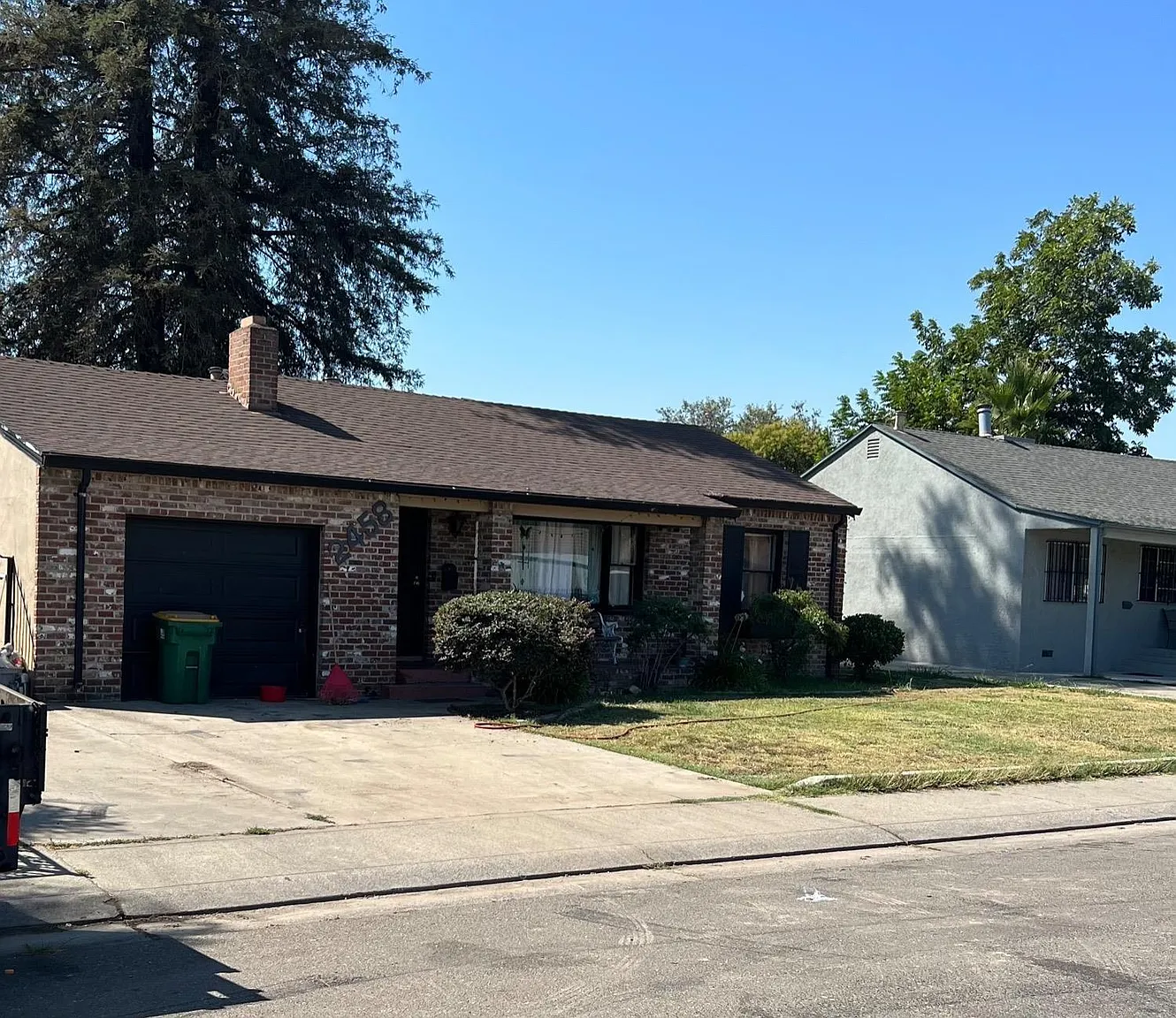 2458 E Oak St photo 1