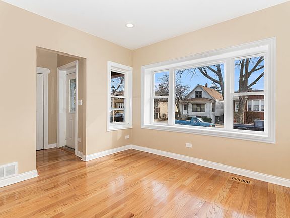 3rd image of 2516 Grove Ave