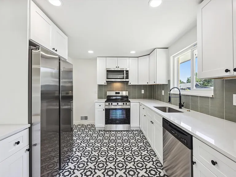 305 W Geneseo St #A — Photo 3