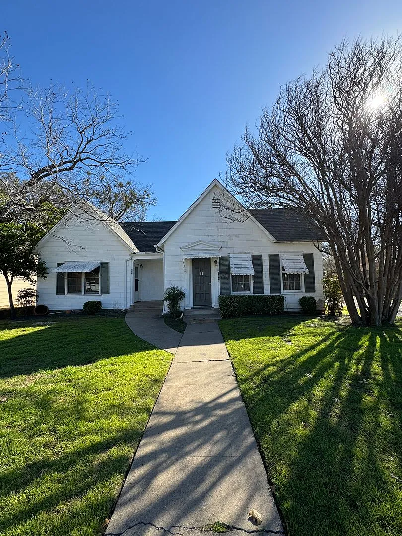 1/1 Historic CHARM + Wood Floors + Across from City Park and Pool — Photo 2