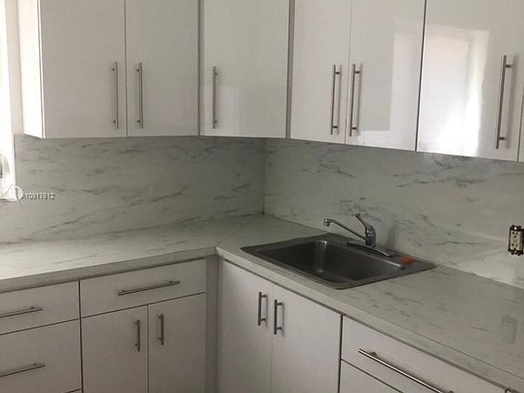 5th image of 995 Bay Dr APT 6