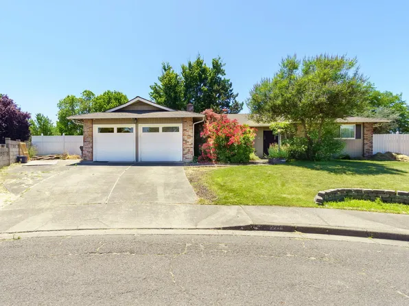 2201 Arctic Cir, Medford, OR 97504