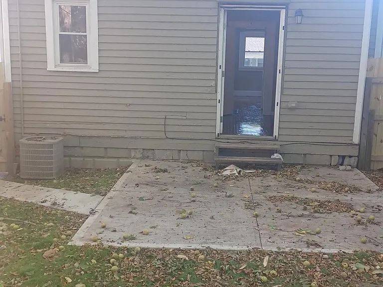 172 Devonia Ave — Photo 3