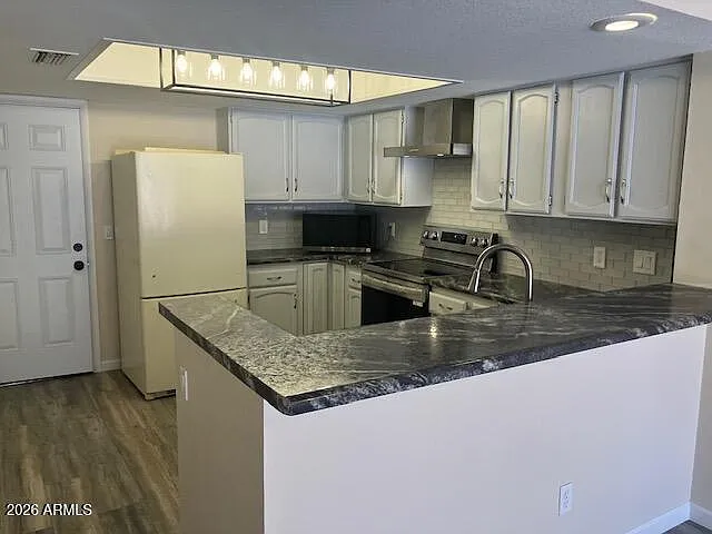 530 E Kerry Ln — Photo 26