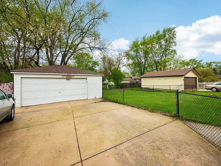 670 Lakeview Ln — Photo 35