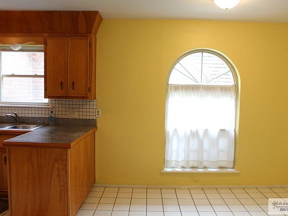 4th image of 1126 E Lori Ln