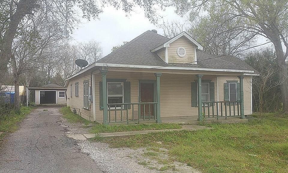 1st image of 302 Kernohan St