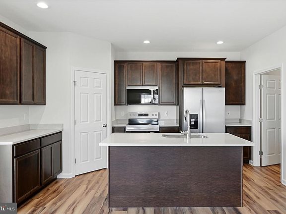 3rd image of 619 Farmington Blvd
