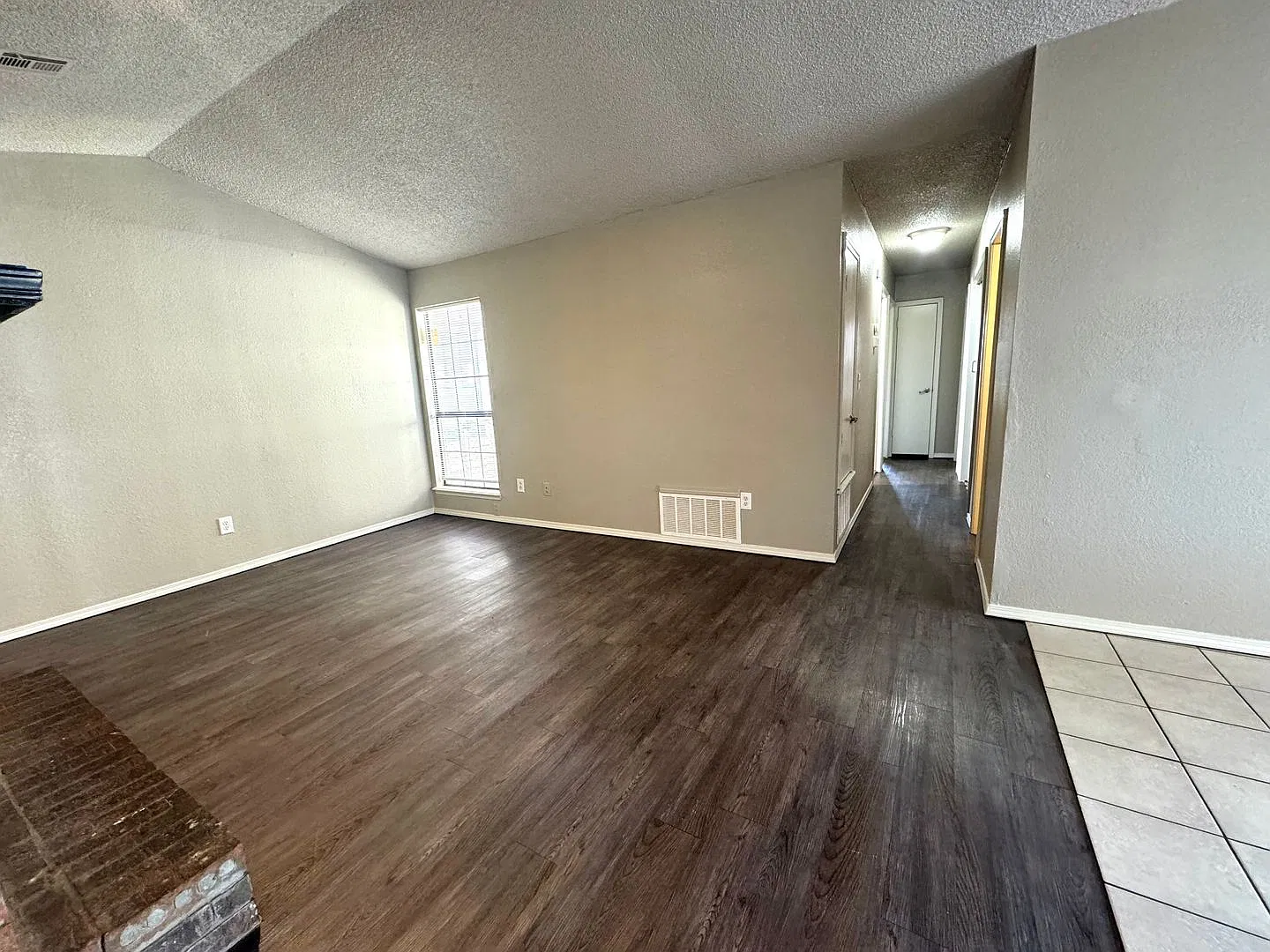 Cozy Adorable 3 bedroom 2 bathroom Duplex! — Photo 2