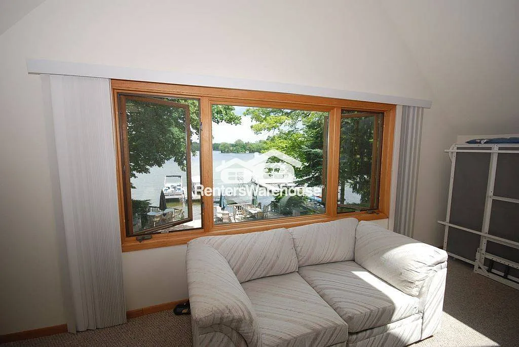 Spacious Lake Front Home — Photo 4