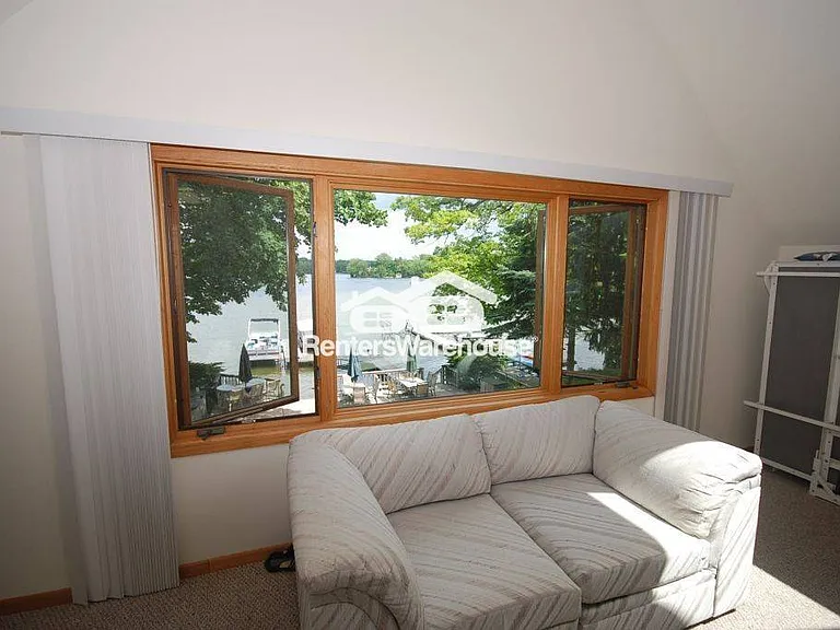 2310 N Lake Dr — Photo 4