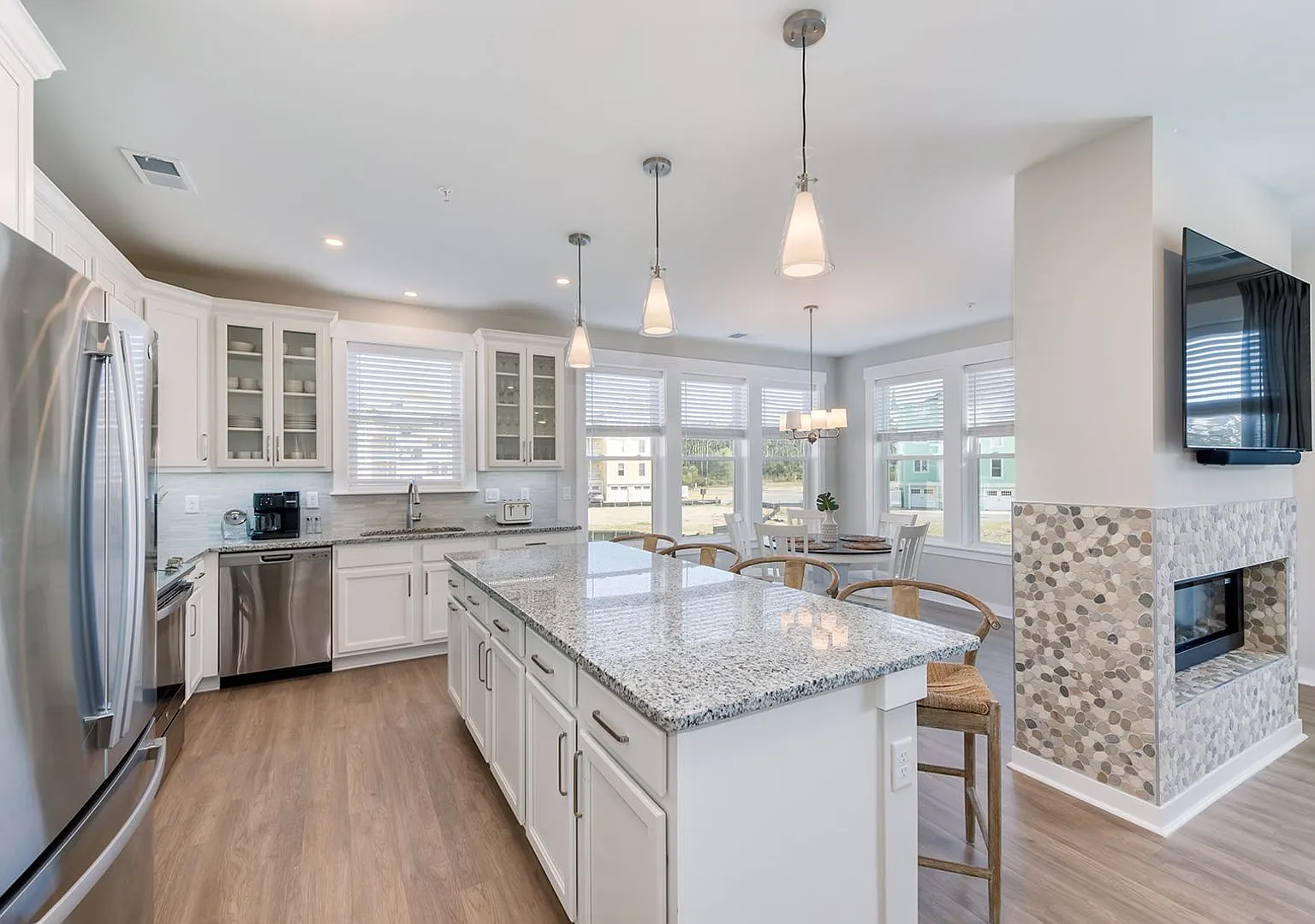3 Bedroom 2 Bath Condo Available-10/24 — Photo 4