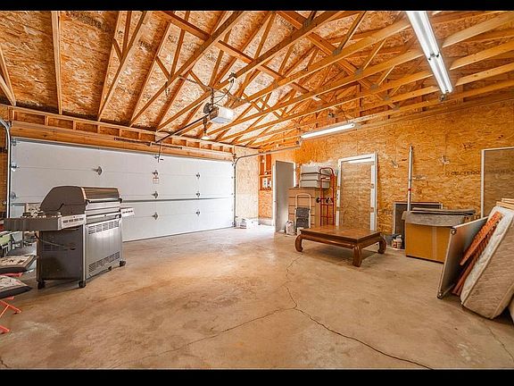 3rd image of 2 Old Orchard Ln