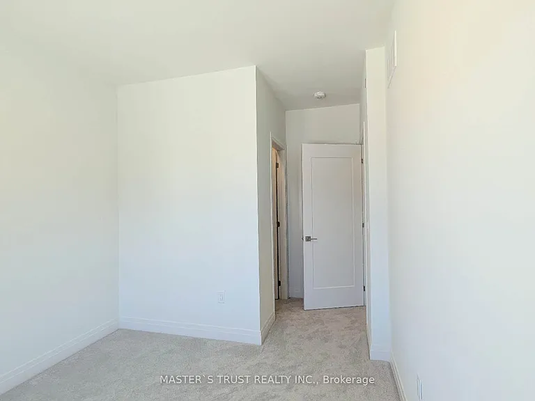 110 Grimsby Ln — Photo 23