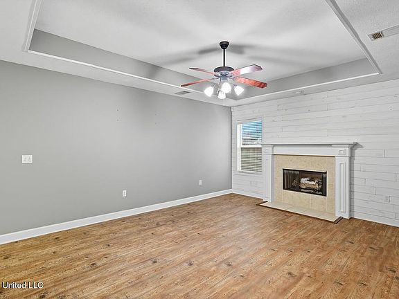 5th image of 147 Basswood Cir