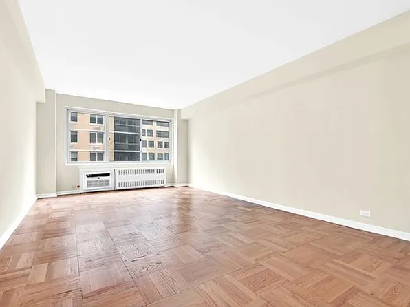 225 E 46th St APT 9D, New York, NY 10017