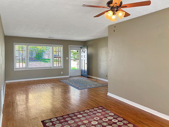4th image of 815 N Sunset Dr